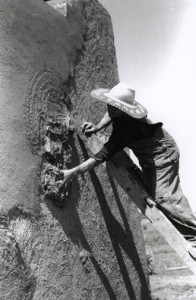 Spanish American Woman plastering, Chamisal, New Mexico, photograph by Russel Lee, 1940. Courtesy Library of Congress, Prints and Photographs Division, LC-USF33-012823-M5